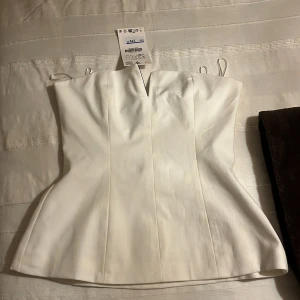 Vit topp från Zara med prislappen kvar  - Supersnygg vit topp från Zara som köptes 29/7 och har prislapp kvar ( aldrig använd eller testad) 