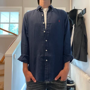 Ralph Lauren Linneskjorta  - Mörkblå linneskjorta från Ralph Lauren i mycket bra skick😍| Storlek: M | Jag är 182cm och väger 65kg📏| Skriv vid frågor eller diskussion om pris | Frakt inom 48h📦 