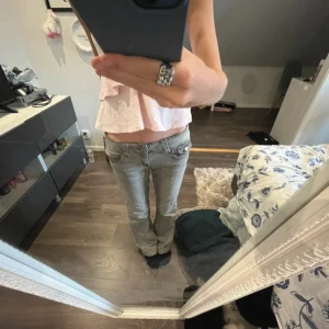 Grå jeans från Gina Tricot, storlek 158 - Säljer ett par grå jeans från Gina Tricot i storlek 158. De har låg midja, raka ben och klassiska fickor både fram och bak. Jeansen är i en ljusgrå tvätt och har en avslappnad, lite loose passform. Perfekta för en chill och trendig look.