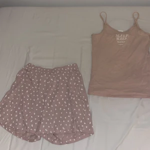 Pyjamas sett - Jag säljer det här rosa pyjamas settet från H&M i storlek 146/152. Ett linne och shorts, rosa med vita blommor på shortsen 💕✨