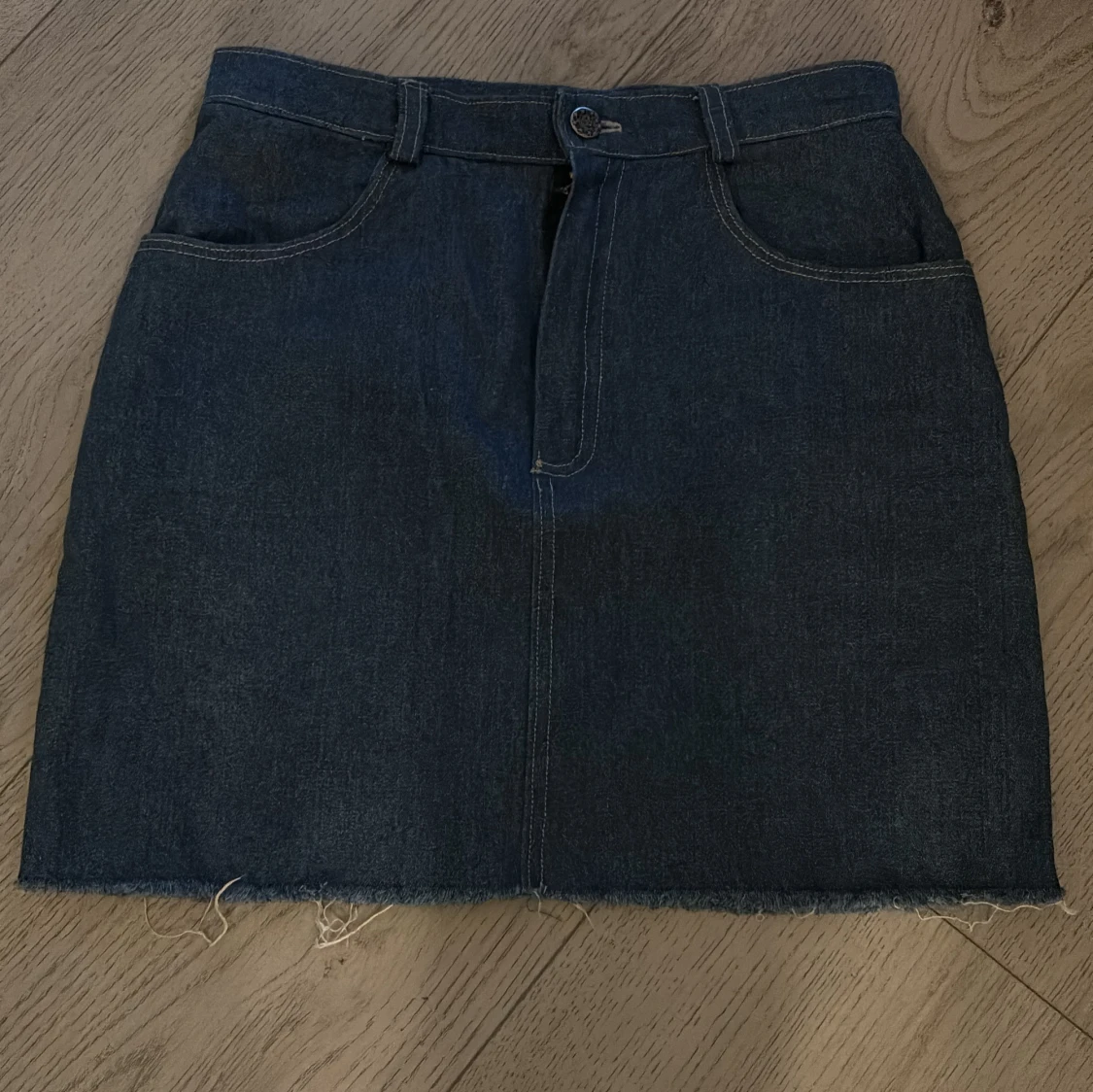 Mörkblå jeanskjol med rå kant - 1