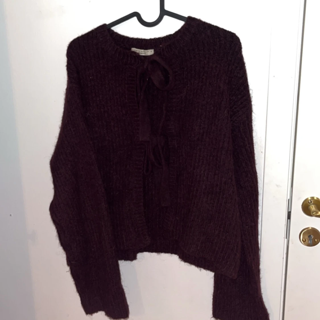 Mörklila stickad kofta med snörning - 1