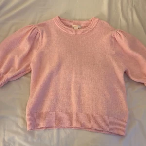 Ljusrosa stickad tröja Gina Tricot - Superfin ljusrosa stickad tröja från Gina Tricot med puffiga trekvartsärmar och ribbade muddar. Perfekt för dig som gillar en söt och trendig look. Mjuk och skön, passar till både jeans och kjol. Säljer i storlek 170 men skulle säga att den passar allt från xxs-s💞
