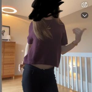 Vinröd stickad kortärmad tröja - Säljer en mörklila stickad tröja med korta ärmar och rund hals. Tröjan har en lite boxig, croppad passform som ger en chill vibe. Perfekt att styla med höga jeans eller kjol för en snygg look.