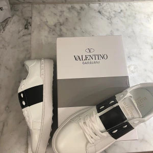 Valentino Garavani Open vit svart - Snygga Valentino Garavani Open sneakers i vitt skinn. Oanvänd Storlek 44. Kommer med dustbag. 