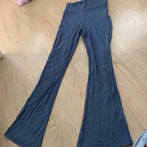 yoga pants, blågrå byxor från lager 157  - byxor från 157 med låg/mellan midja och utsvängda ben. Mjukt och stretchigt material som sitter skönt på kroppen. Perfekta för dig som gillar en trendig och bekväm look. Snygga att styla med crop top eller hoodie.❤️