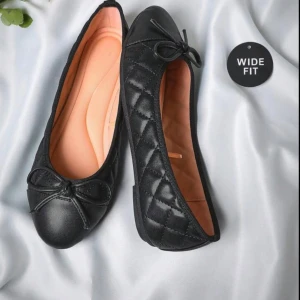 Svarta ballerinaskor med rosett - Stilrena svarta ballerinaskor , inga skador . Använd 1 gång 