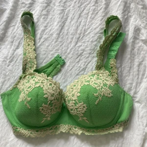 INTIMISSIMI BH - lånade bilder!        Storlek 75b! ANVÄND EN GÅNG så min är i nyskick jämfört med bilderna! Kan skickas egna bilder! 