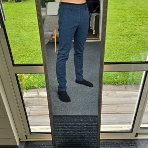 Zara Man Kostymbyxor - Supersnygga blå kostymbyxor från Zara Man I storlek w31. Byxorna är inte mycket bra skick. Skriv om du undrar något! ❤️‍🔥