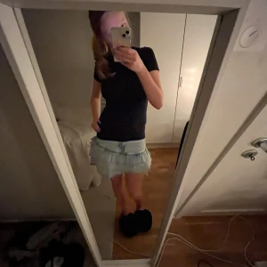 Jeanskjol med volang  - En ljusblå jeanskjol med volanger från Gina tricot 💕 Säljes de den aldrig kommit till andvänding 🥰 Kjolen är i storlek 36 😇 Skriv vid frågor eller prisförslag💗