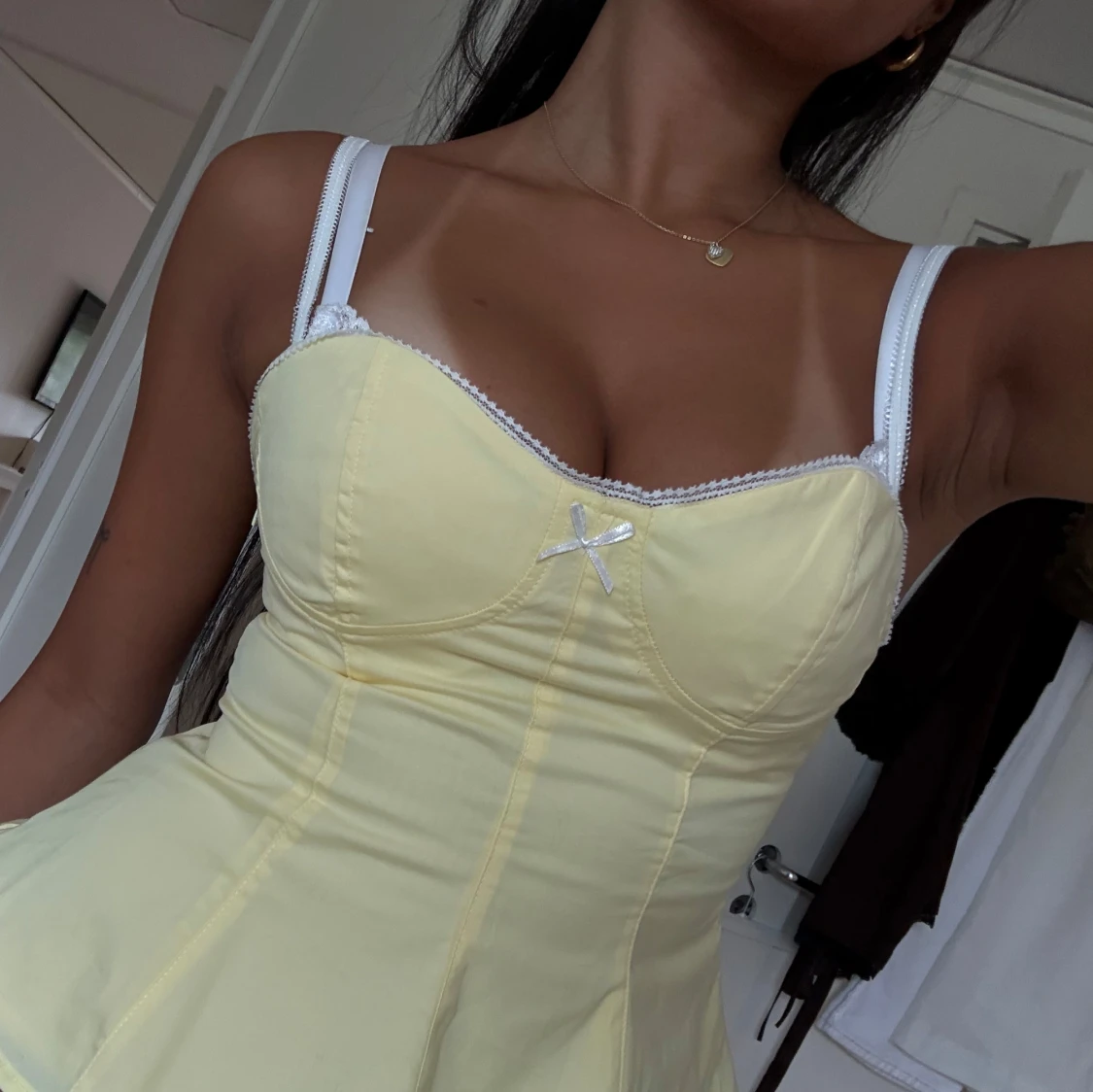 Gul korsett med rosett och spetsdetaljer - 3