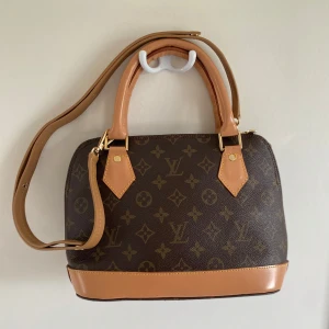 Fin väska med handtag alt crossbody - Rejäl och fin väska i äkta skinn. Mycket fint skick. Dragkedja. Inga defekter. 