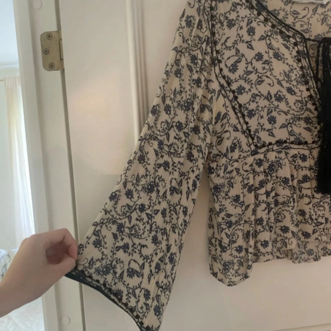 Blommig blus med snörning Zara - 1