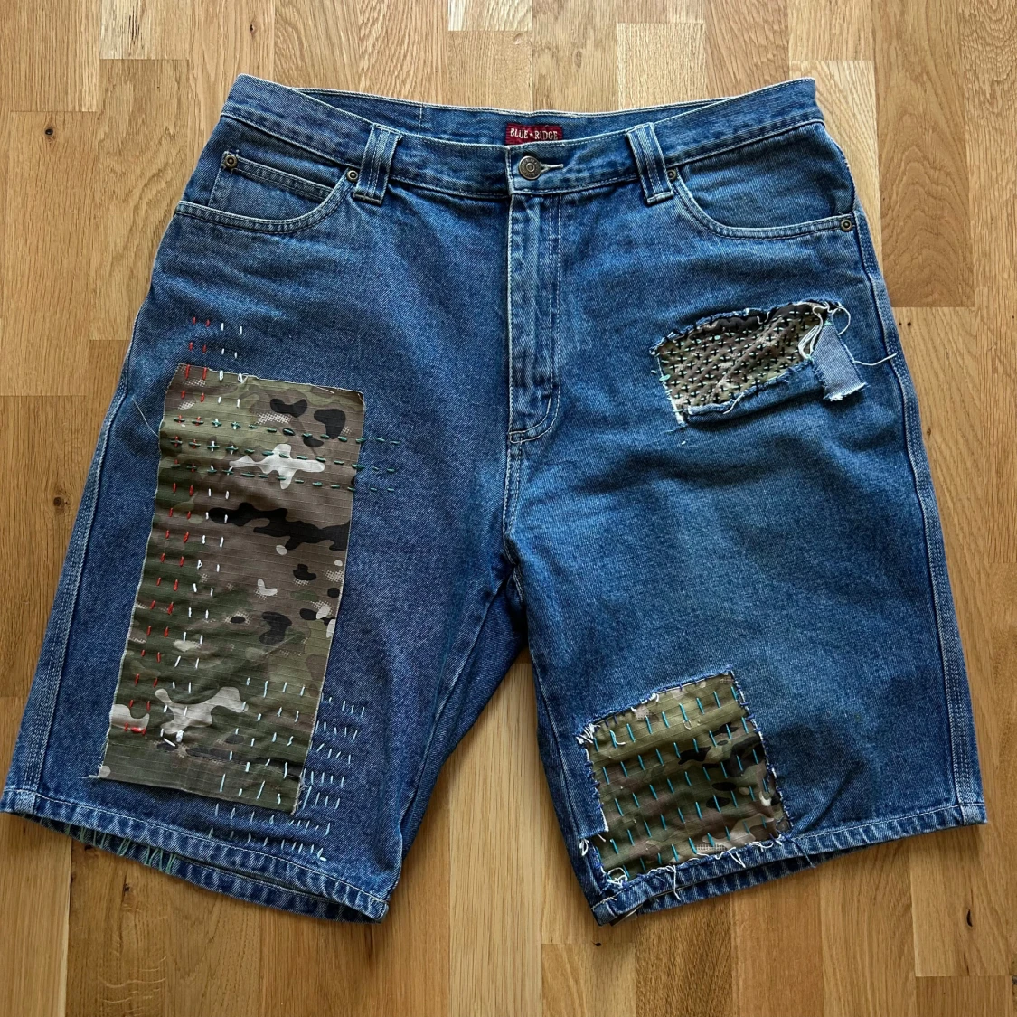 Blå jeansshorts med camo-patch - 1