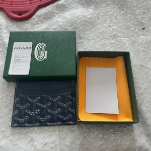 Gọyrd blå plånbok med mönster - Säljer en stilren blå plånbok  med deras ikoniska vita mönster. Plånboken är i smidig modell med flera kortfack och präglad logga framtill. Tillverkad i skinn och canvas, levereras med original ask och tygpåse.