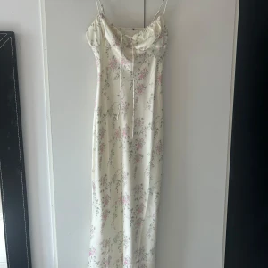 satinklänning - Satinklänning från Ginatricot, storlek 36