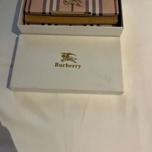 Rutig plånbok - Oanvänd boxen kommer med