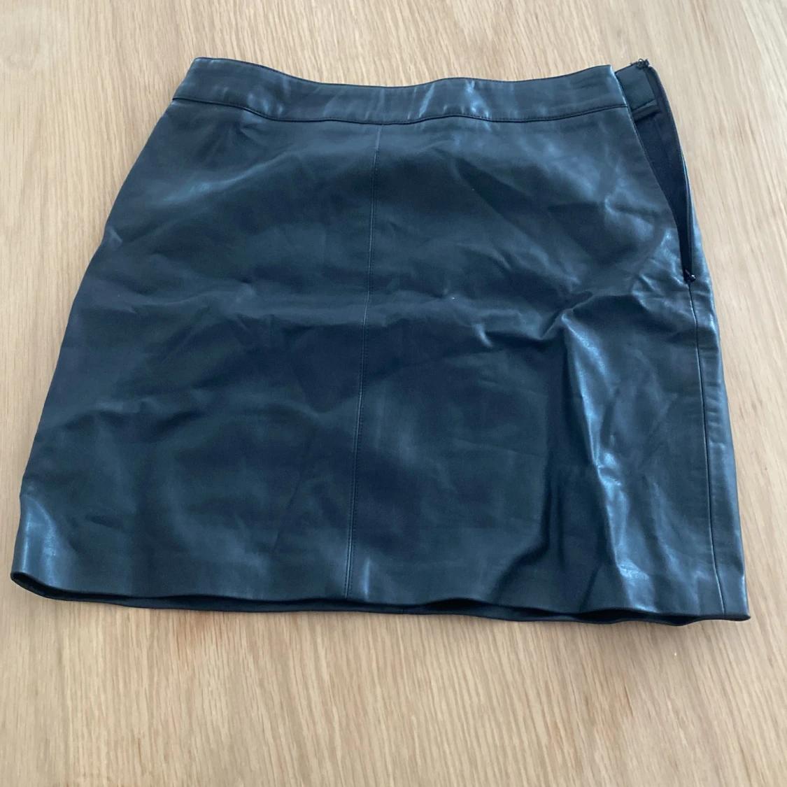 Svart skinnkjol från Gina Tricot