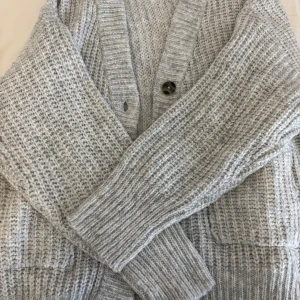 Grå stickad kofta - lång grå stickad kofta från lager157, mysig att ha och perfekt till hösten! fina kläder bruna marble knappar på och håller en varm, pris kan diskuteras💕