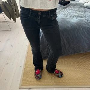 Svarta bootcut jeans från Diesel W27 - Säljer ett par svarta bootcut jeans från Diesel i W27. Jeansen har klassisk femficksdesign, lätt utsvängda ben och snygg tvättad finish. Perfekta till sneakers eller boots i sommar!!❤️❤️🌟🌟