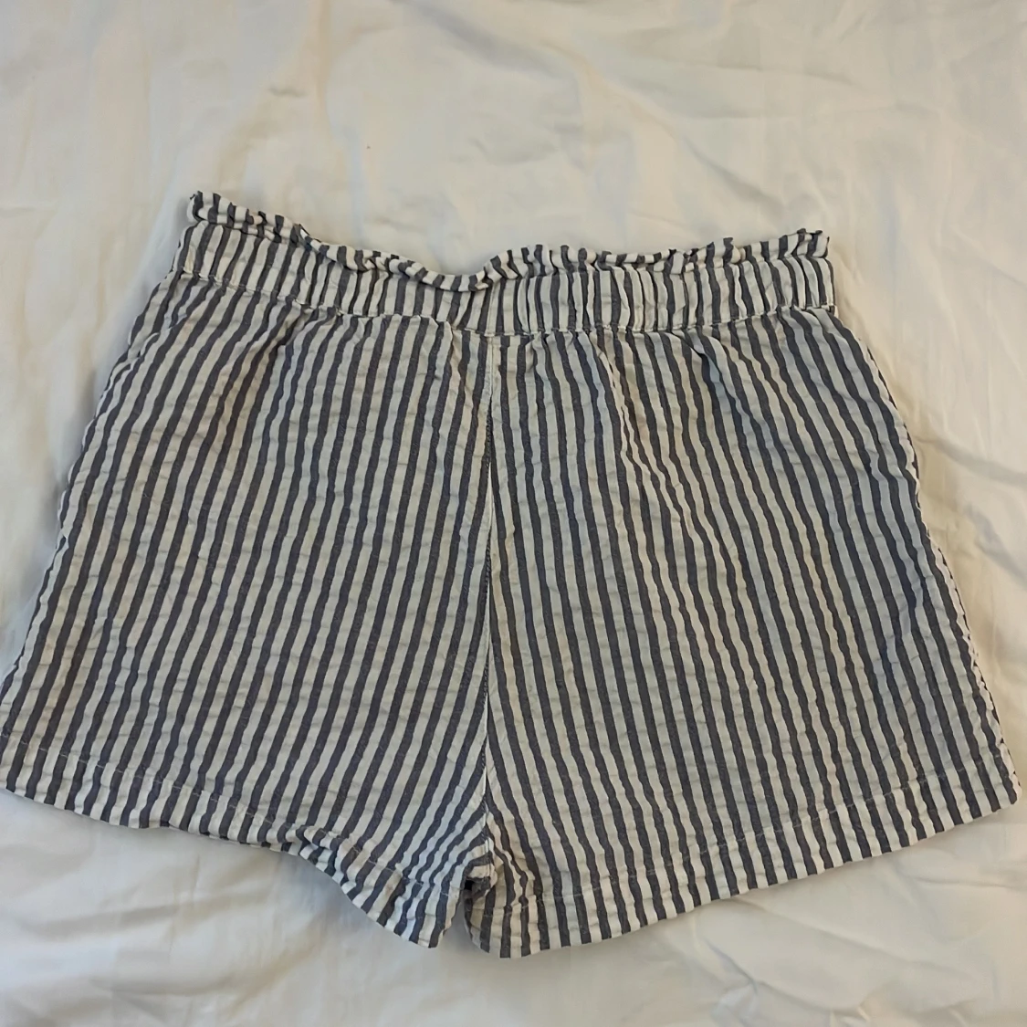 Grå vit randiga shorts - 1