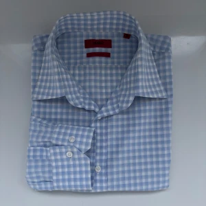 Blåvit rutig skjorta från Hugo Boss - Stilren skjorta i 100 % bomull med modern passform. Tidlös design som funkar lika bra till kontoret som till vardags. Använd få gånger. Nypris: 1 199 kr. Kavaj på bild 4 finns att köpa i min profil. Hör av dig vid frågor 😊