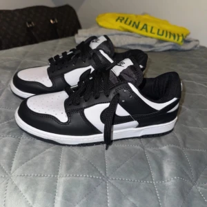 Panda dunks  - Säljer ett par helt nya panda dunks i helt nytt skick helt oanvända anledningen till varför jag säljer dom är att dom e för små för mig storlek 42 men har man tjockastrumpor på så sitter de lite tajt så är fallet för mig. Skulle säga passar nog även storlek 41