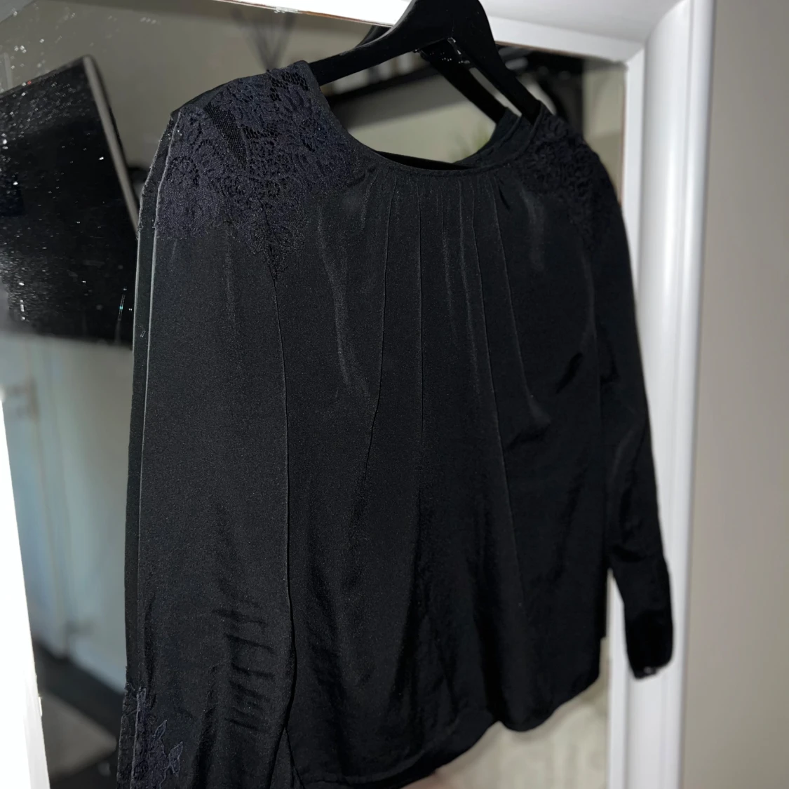 Svart blus med spetsdetaljer Vero Moda - 1