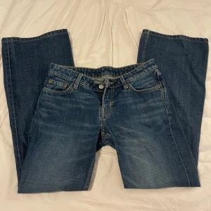 Weekday Nova Low Slim Bootcut Jeans - Snygga blå Weekday Nova Low Slim Bootcut jeans med låg midja och bootcut-ben. Dem har blivit uppsydda så längden är inte 32🌸