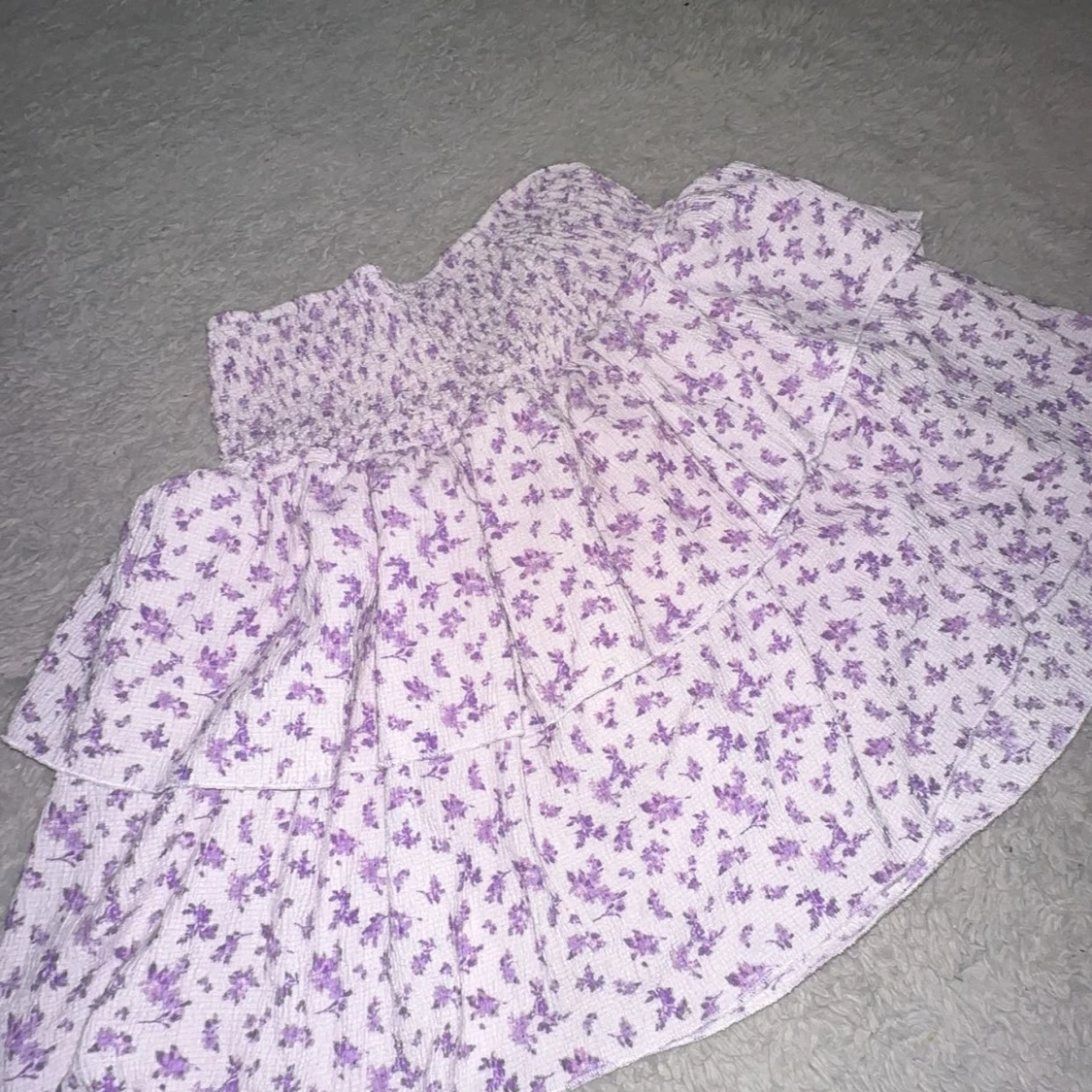 Ljuslila blommig volangkjol