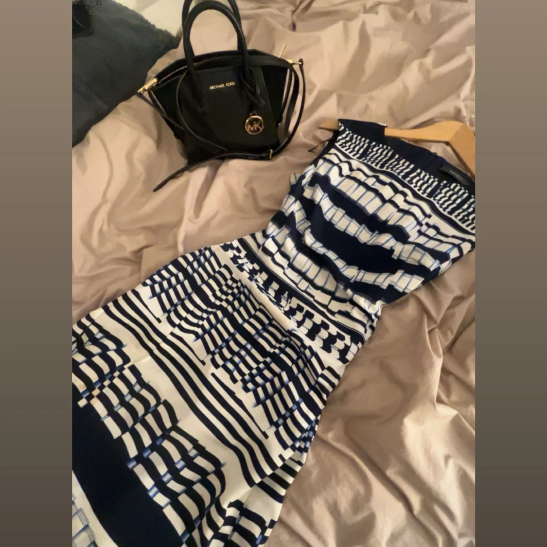 Mönstrad blåvit klänning - 1