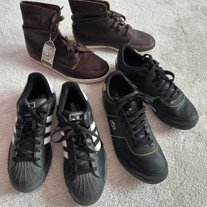 Tre par skor - Jag säljer tre par skor, ett par från Lacoste, ett par från Adidas och ett par från Hubb, alla är i storlek 43, jag säljer dem som ett bundle för endast 900kr, kontakta om ni bara vill ha ett par så kan vi förhandla. Alla skor är oanvända.