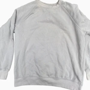 Ljusrosa basic sweatshirt - Enkel och skön ljusrosa sweatshirt från H&M. Passar till allt och funkar året runt. Hör av dig vid några funderingar💓