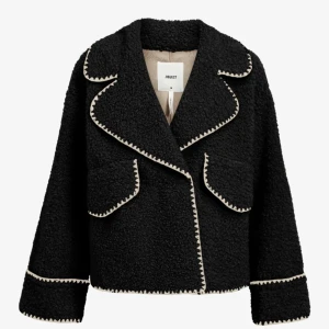 Svart teddyjacka från Object - Säljer en svart teddyjacka från object🩷nypris 1200kr