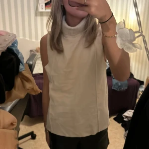 Zara stickad ärmlös polotröja  - Säljer mina två stickade ärmlösa polotröjor från Zara! Säljer både den gråa och den beiga, 200 kr styck, 400 kr för båda! Båda är i S och har inga defekter 💞 skriv vid frågor 