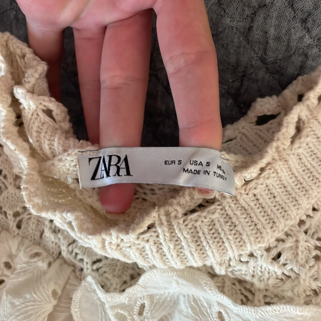 Vit stickad blus med volang från Zara - 3