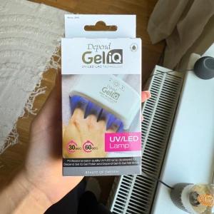 Depend GeliQ UV/LED Lampa - Säljer denna helt oanvända och oöppnade uv lampan från depend som används för att göra naglar med gellack. Säljer då jag har en annan.💗