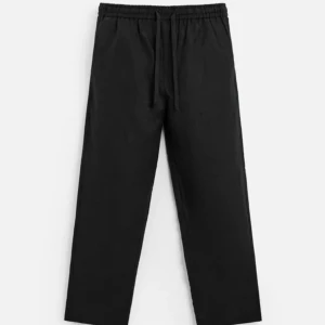 Svarta linnebyxor med snörning - Svarta linnebyxor med elastisk midja och snörning. Byxorna har raka ben och praktiska fickor både fram och bak. Perfekta för en chill och stilren look, tillverkade i svalt linne som passar när du vill vara bekväm men ändå se snygg ut.