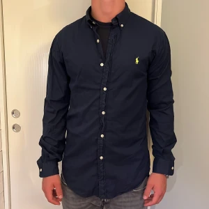 Ralph Lauren skjorta slim fit  - Ralph Lauren | Mycket bra skick | Size - M | Nypris 1600 mitt pris 499 | Hör av dig vid minsta fråga eller fundering📩