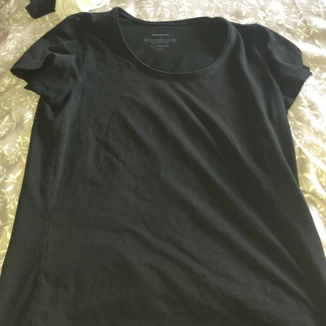 Svart basic t-shirt från Newbody