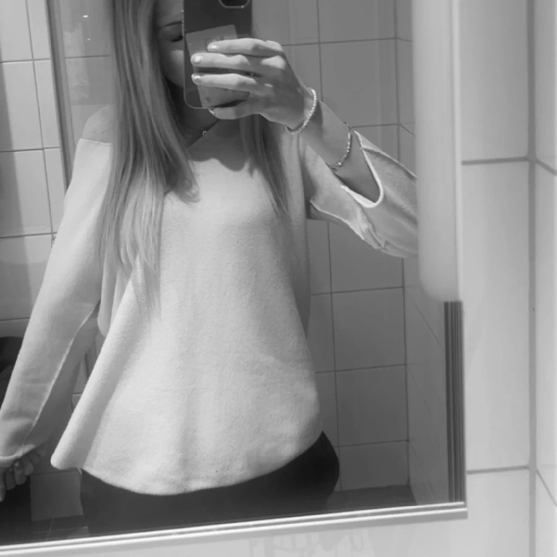 Beige v-ringad tröja från Edith - 1