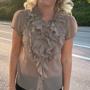Volang topp - Brun volang topp från saintropez. Superbra skick. Jättefin att ha på fest eller till vardags🤩