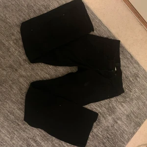Svarta byxor från H&M, strl 36 - Svarta byxor från H&M i storlek 36. Bootcut/ rak modell med normal passform och midja. 