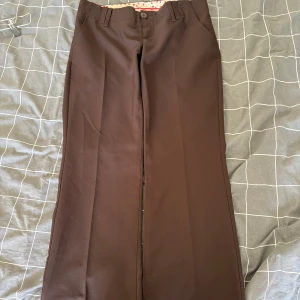 Bruna kostymbyxor  - Snygga bruna kostymbyxor med bootcut passform, mycket bra skick. Från edc by esprit