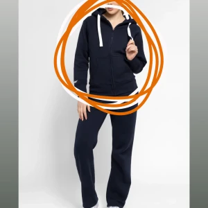 Mörkblå hoodie med dragkedja - Mörkblå hoodie med vit snörning och dragkedja framtill från russemerch. Skriv privat om ni vill ha fler bilder!