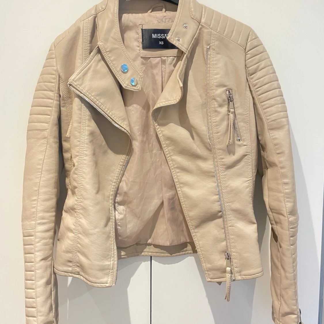 Beige skinnjacka från Missäy