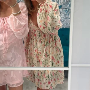 Blommig plisserad klänning , HM - Jättefin klänning från hm. Älskar men känner mig klar med den nu så därför säljer jag den. Storleken är XXS men sitter bra på mig som är XS/S i vanliga fall. Pris kan diskuteras, skriv vid funderingar 💞