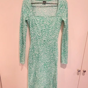 Grönmönstrad långklänning från Gina Tricot - Skön och snygg vardagsklänning. Har dessvärre växt ur den. Köpt för 399kr, säljs för 99kr. Storlek XS. Köparen står för frakt! 