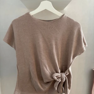 Beige topp  - En snygg beige topp från Zara med snörning i sidan, aldrig använd, storlek S🤎