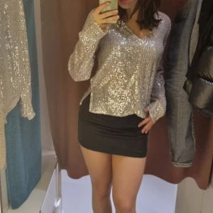 Glittrig topp - Säljer en guldglittrig topp från Gina tricot. Den har en ganska lös passform med små slits på sidorna, passar perfekt till fest eller nyår! Jag har bara använt den en gång, och det finns inga tecken på användning💕Skriv om ni har frågor!